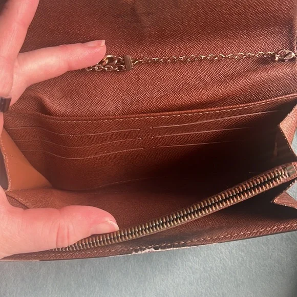 Louis Vuitton Sarah Wallet - Picture 10 of 12